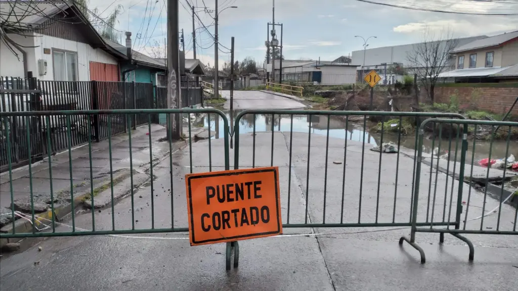 Puente Paillihue en Villa Todos los Santos sigue cortado: calles San Pablo y Santa Rosa están anegadas