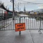Puente Paillihue en Villa Todos los Santos sigue cortado: calles San Pablo y Santa Rosa están anegadas