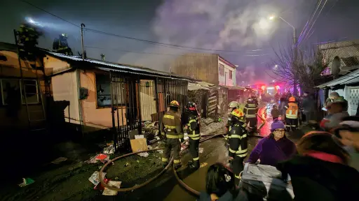 Dos casas con serios daños y siete damnificados deja incendio en villa Las Américas