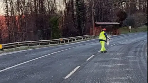 Comienzan a esparcir sal en calzada de Ruta 5 Sur por pronóstico de bajas temperaturas