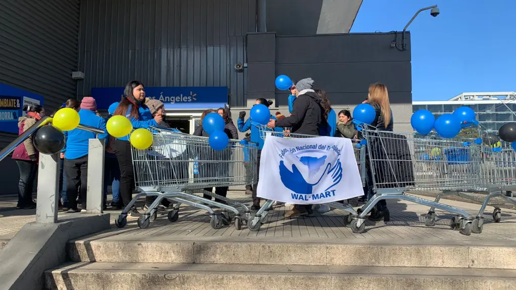 Trabajadores de Walmart Chile protestan en los accesos al Líder de Los Ángeles