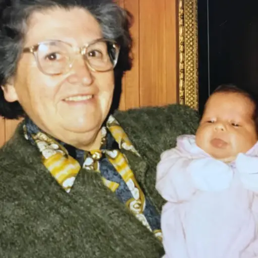 Daniela junto a su bisabuela  / Cedida