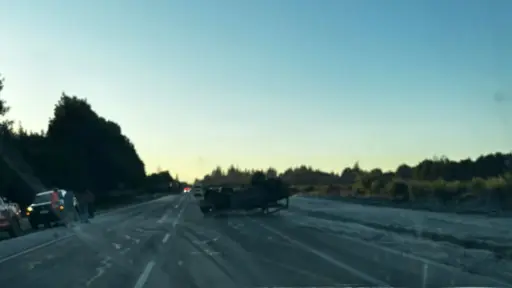 Conductor vuelca en ruta que une Yumbel y Laja: pavimento se encontraba con hielo