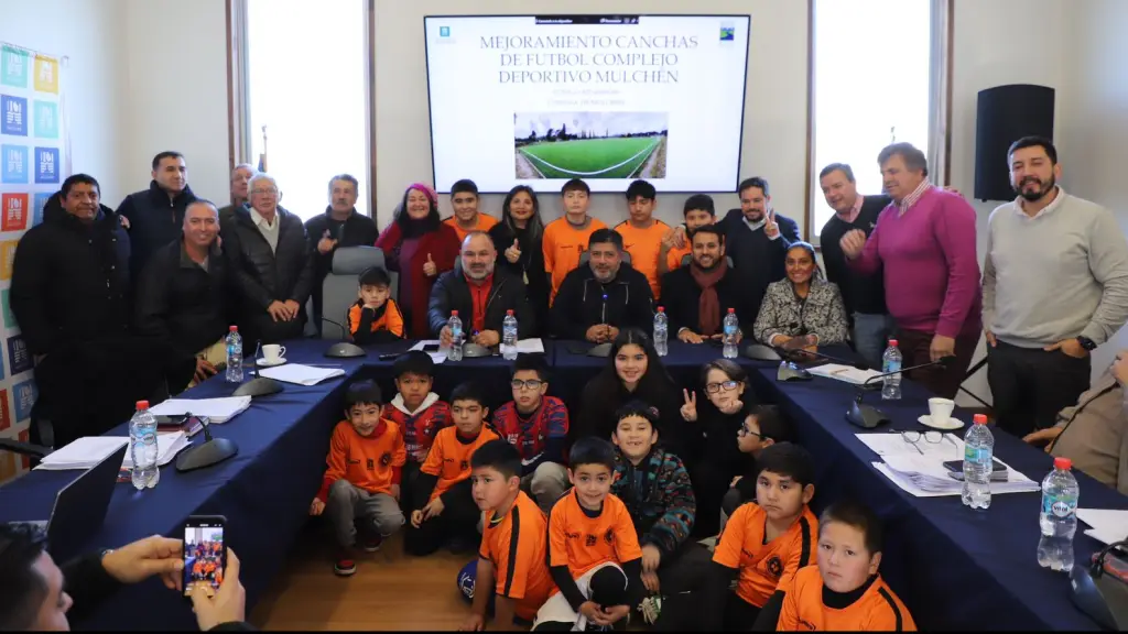 El alcalde Jorge Rivas junto al consejero regional Roberts Córdova y diferentes dirigentes deportivos de Mulchén, presentes en Concepción, La Tribuna