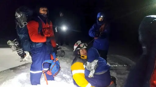 Tres adultos y un niño de 7 años fueron rescatados con vida en Volcán Osorno tras intenso operativo nocturno