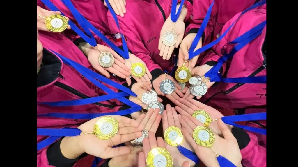 Orgullosas lucen sus medallas, La Tribuna