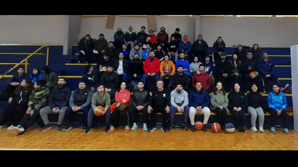 Los docentes de Educación Física en jornada de capacitación de mini basquetbol, La Tribuna
