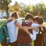 Las amistades saludables actúan como amortiguadores contra diversos factores de riesgo., Cedida