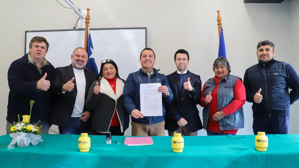 Firma convenio municipio con empresa de gas, Municipalidad de Cabrero 