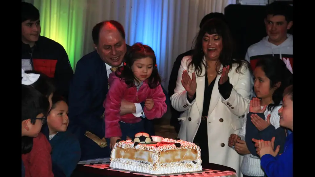 El momento en que la familia de la Escuela apaga las velas de la torta, celebrando de esa forma el nuevo aniversario, La Tribuna