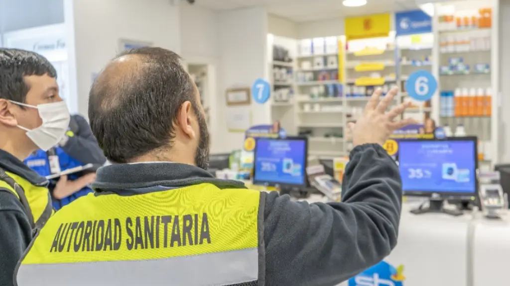 Seremi de Salud en fiscalización a farmacias del Biobío, Cedida