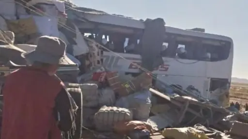 Suben a tres los chilenos fallecidos en choque entre bus y camión en Bolivia