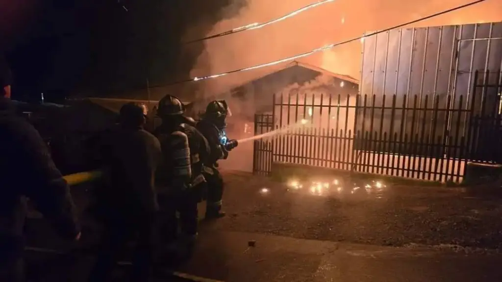 Un fallecido deja incendio estructural en Cañete y cuatro viviendas totalmente destruidas, Cedida
