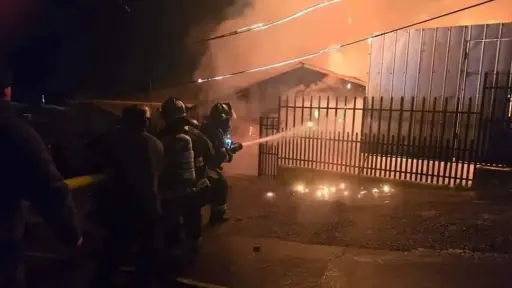 Un fallecido deja incendio estructural en Cañete y cuatro viviendas totalmente destruidas