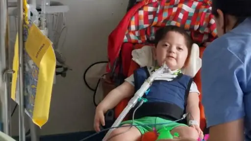 Familia de Mulchén pide ayuda a Frontel para bebé que necesita ventilador mecánico en casa para vivir