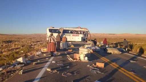 Grave accidente en Bolivia: 22 muertos y 16 heridos en choque de camión y bus