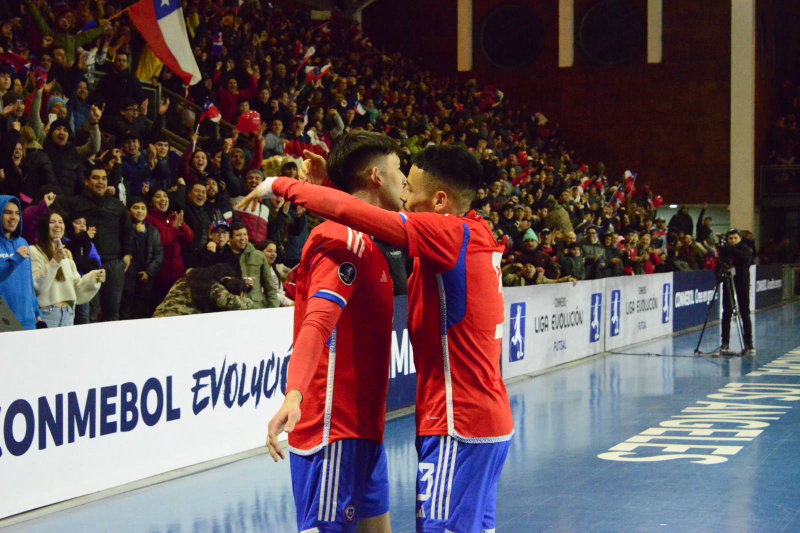 La selección chilena lo intentó pero no logró una diferencia de goles suficientes para ceñirse la corona de campeón / La Tribuna