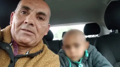 Este domingo: Padre de niño que padece extraña enfermedad comienza caminata a La Moneda