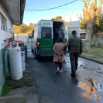 Mujer detenida por carabineros (contexto), Carabineros