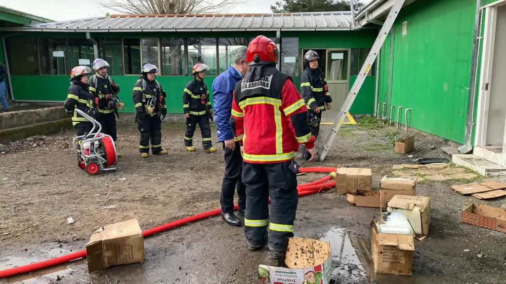 Incendio estructural afecta a escuela de Santa Bárbara, Municipalidad de Santa Bárbara