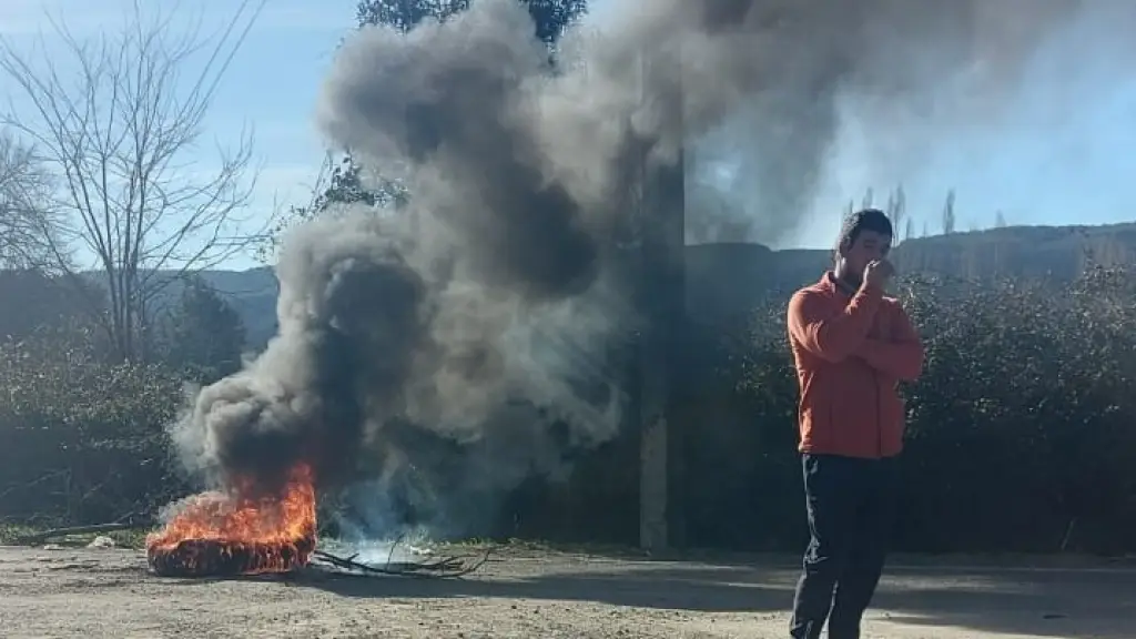 Con neumáticos encendidos, los vecinos de Quilapalos reclaman por prolongado corte de luz., Cedida