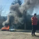 Con neumáticos encendidos, los vecinos de Quilapalos reclaman por prolongado corte de luz., Cedida