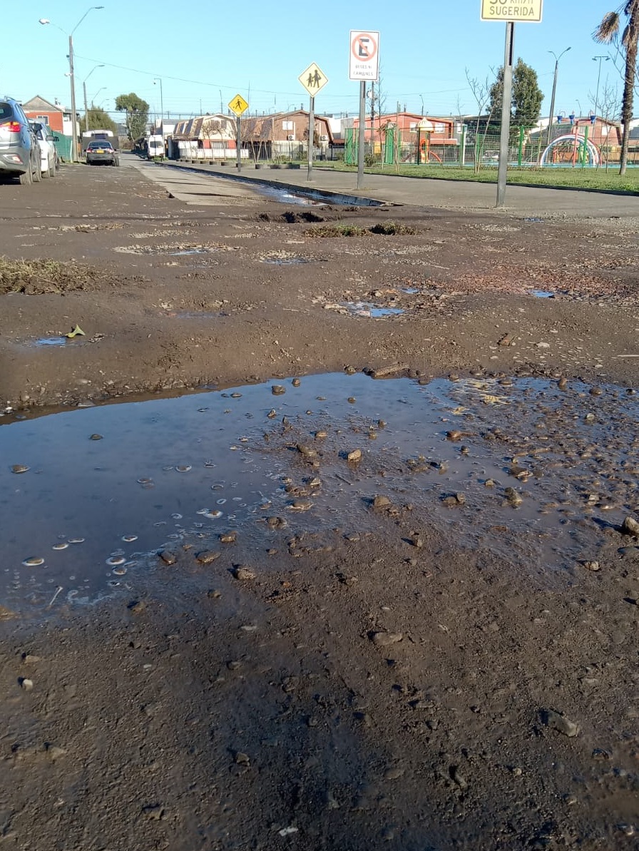 Calle en mal estado en Villa Las Américas / Cedidas