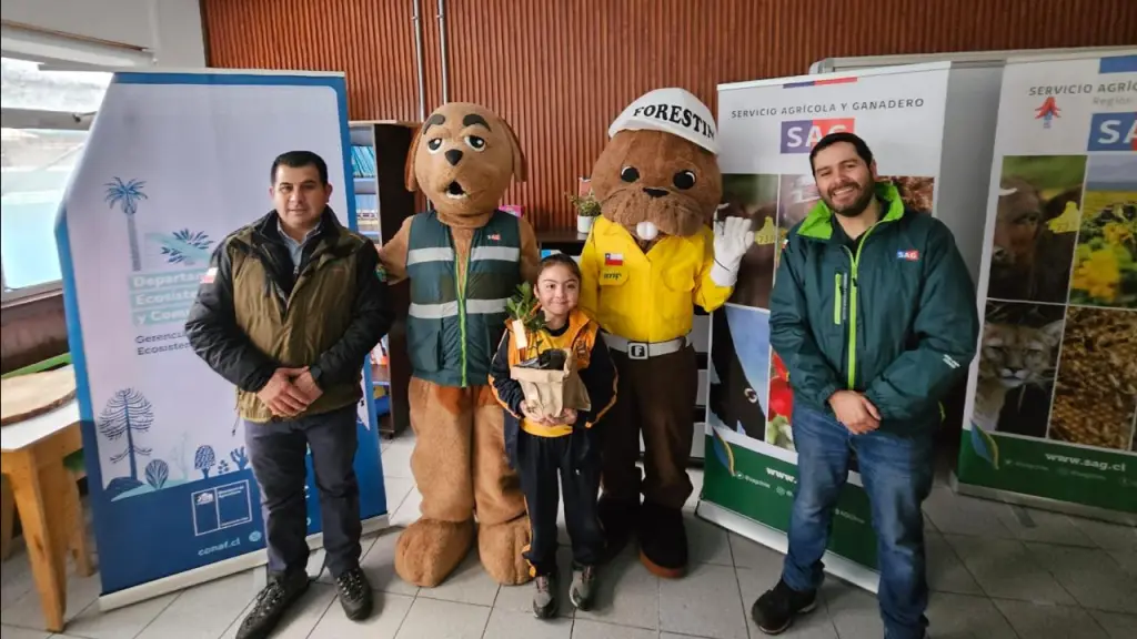 Niños y niñas aprenden a través de juegos sobre el cuidado del bosque nativo en la provincia de Biobío, Cedida