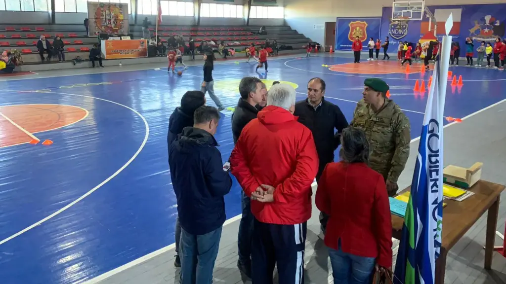 Momento de la visita del Gobernador Regional al gimnasio Andino de Los Ángeles, La Tribuna