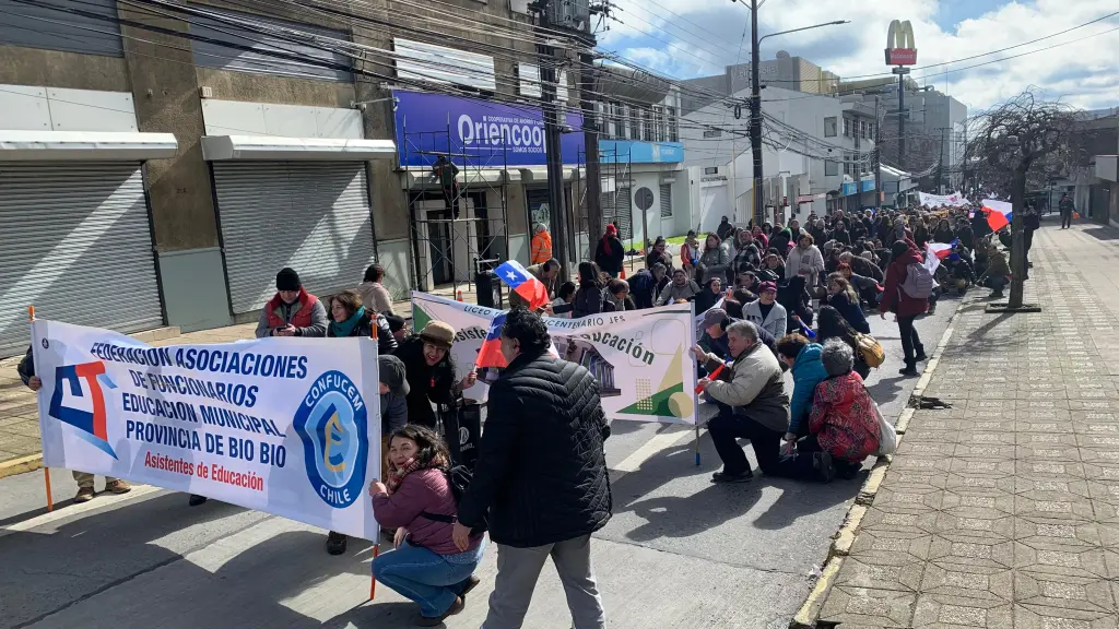 Profesores marchan en calles de Los Ángeles para reclamar por hechos de violencia 