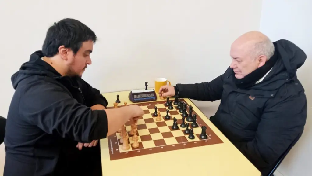 Con piezas negras el Maestro Senior Juan Carlos Campos Mosqueira compitiendo del torneo, La Tribuna