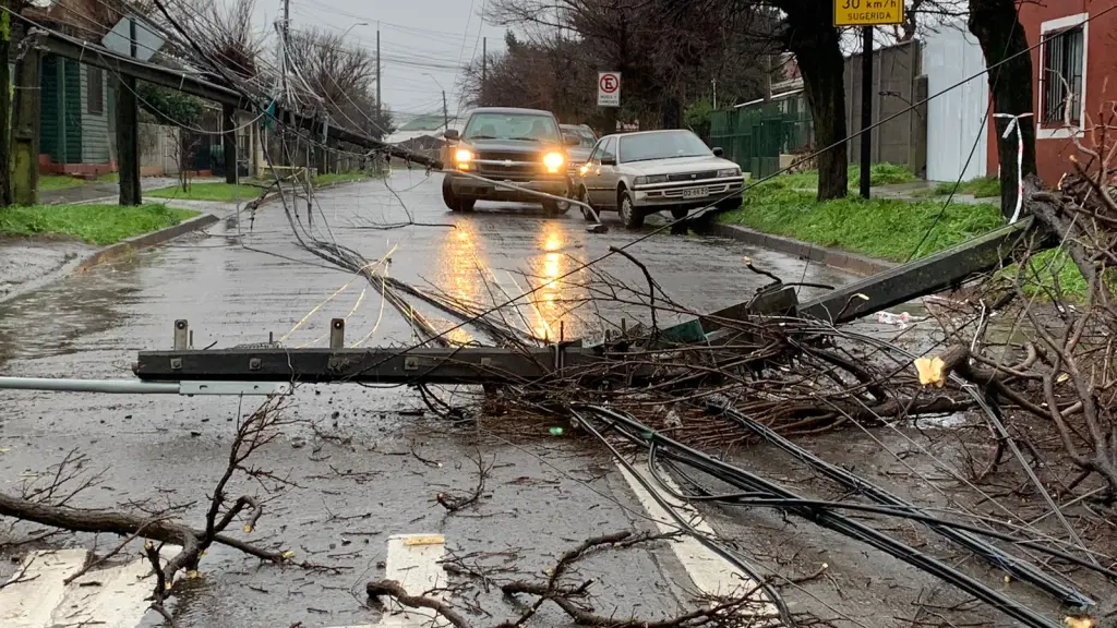 Cortes de luz y problemas de conectividad son algunas de las afectaciones que ha dejado este sistema frontal a nivel nacional., La Tribuna