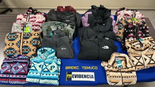 Decomisan ocho millones en ropa falsificada en Temuco: Un extranjero fue detenido