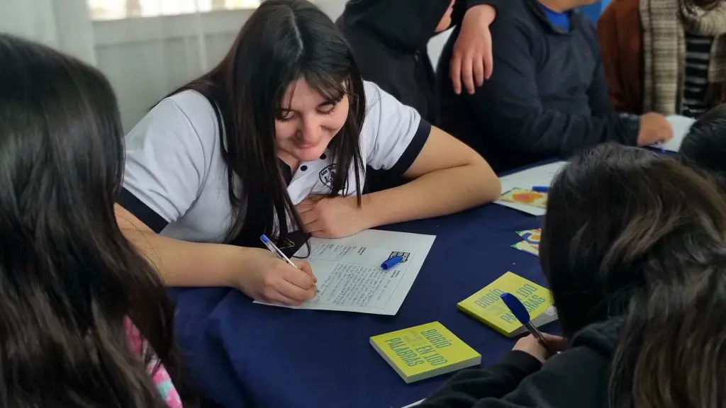 Talleres de escritura creativa y educación ambiental enriquecen la comunidad de San Rosendo, Minvu Biobío