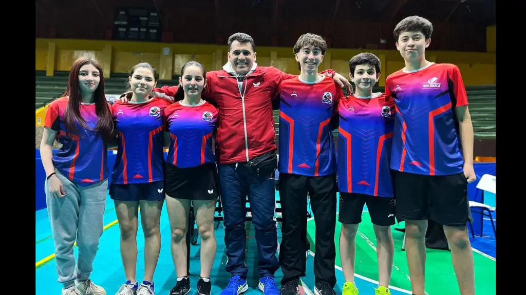 Alex Luna junto a sus jóvenes talentos del tenis de mesa angelino, La Tribuna