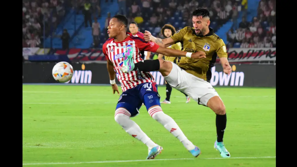 Yairo Moreno de Junior disputa el balón con Javier Correa de Colo Colo en el partido de vuelta de los octavos de final de la Copa Libertadores. EFE/ Aleidys Coll, EFE