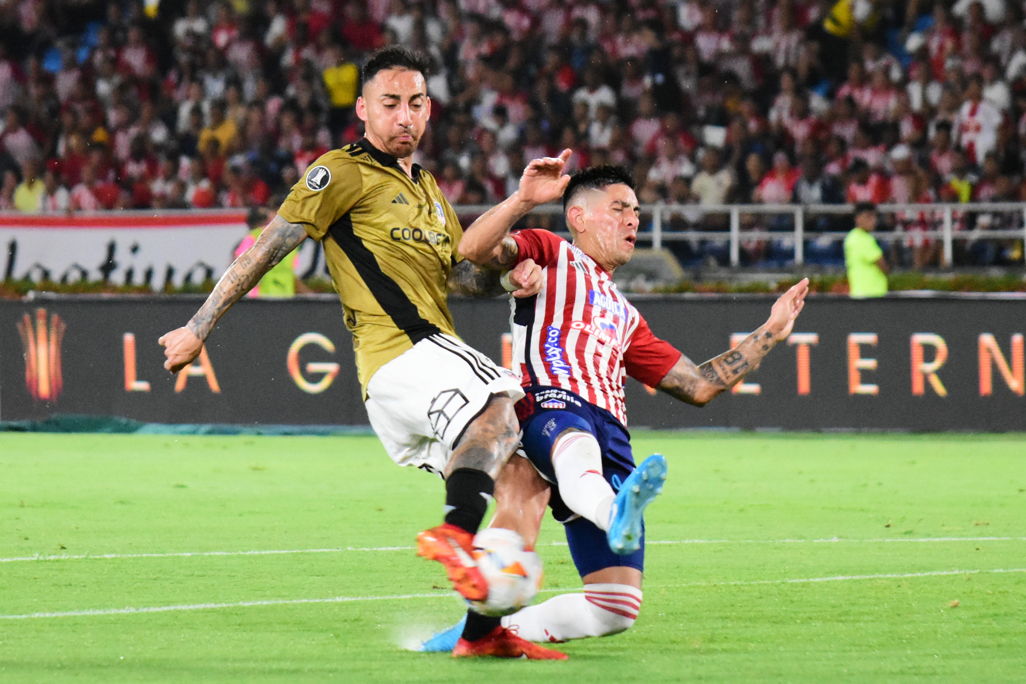 Emanuel Olivera de Junior disputa el balón con Javier Correa de Colo Colo en el partido de vuelta de los octavos de final de la Copa Libertadores. EFE/ Aleidys Coll / EFE