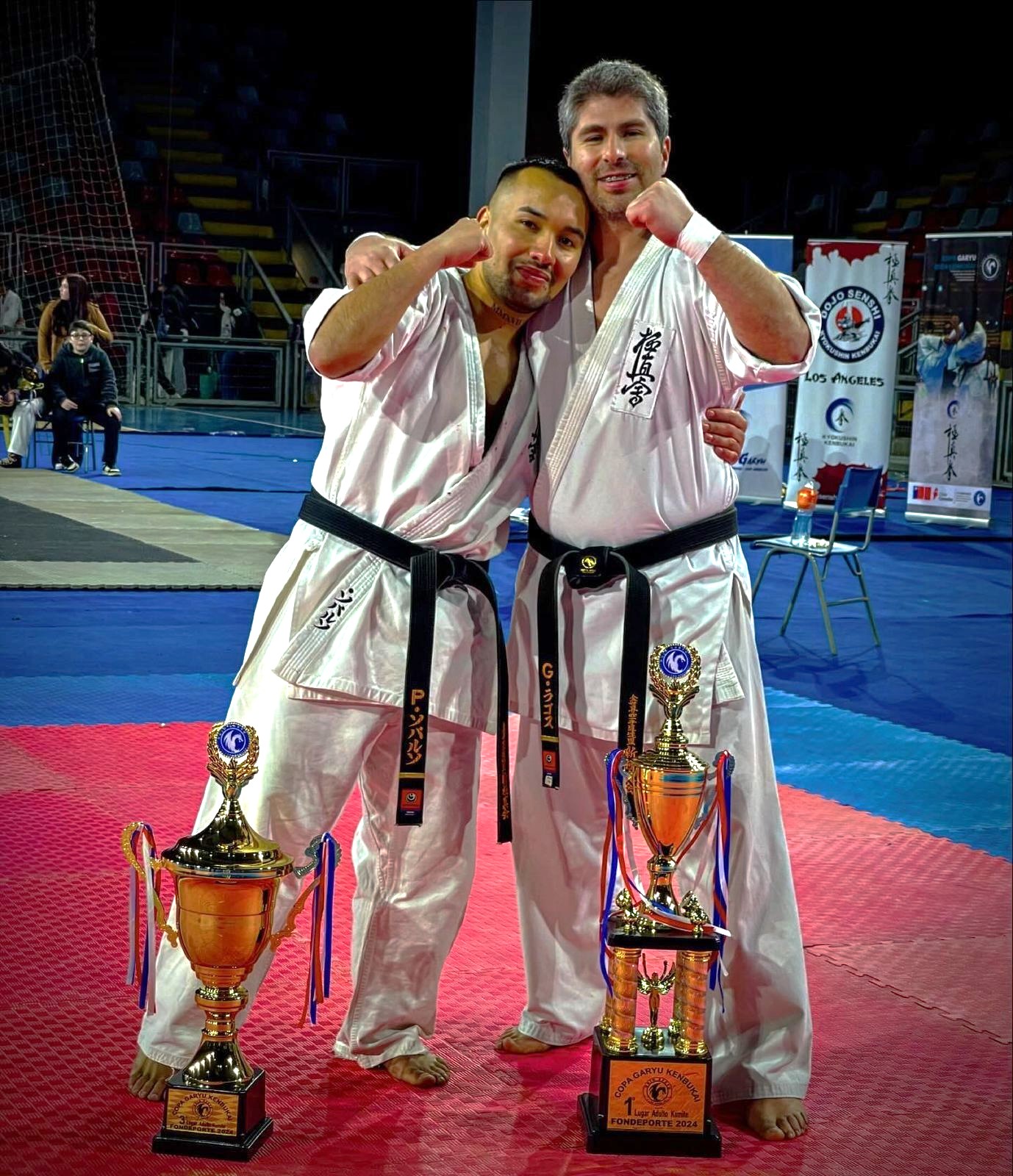 Patricio Sobarzo y Gabriel Lagos, lucen con orgullo sus trofeos / La Tribuna