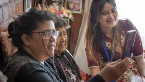 Pacientes de cuidados paliativos universales reciben emotivo saludo de Fiestas Patrias
