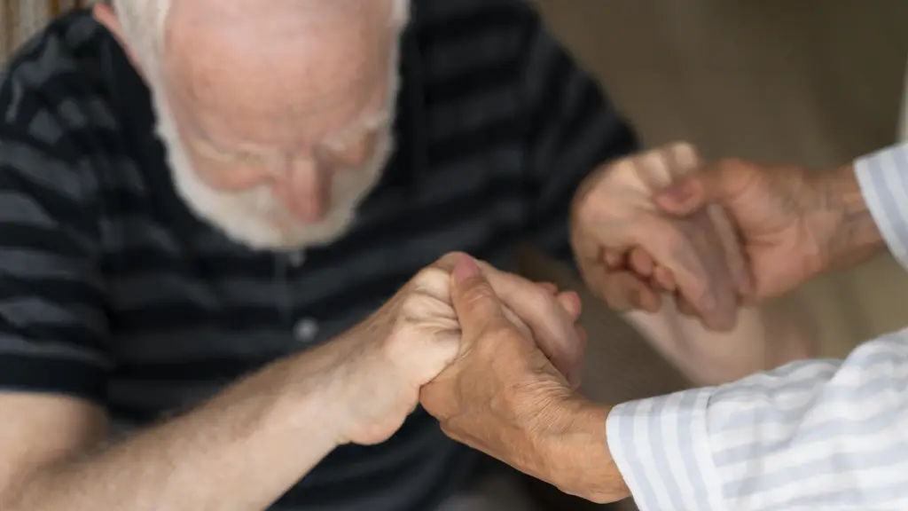 Al ser enfermedades que presentan un deterior progresivo, se presentan generalmente en adultos mayores., freepik.es