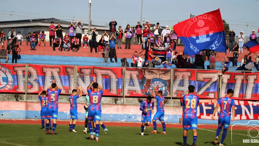 Los abrazos esperan repetirse en el estadio municipal de Los Ángeles, La Tribuna