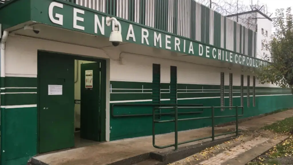 Según el registro de las cámaras de seguridad, el reo aprovechó un descuido para ocultarse en el contenedor y salir del recinto., Extraída de Elcollipullense.cl