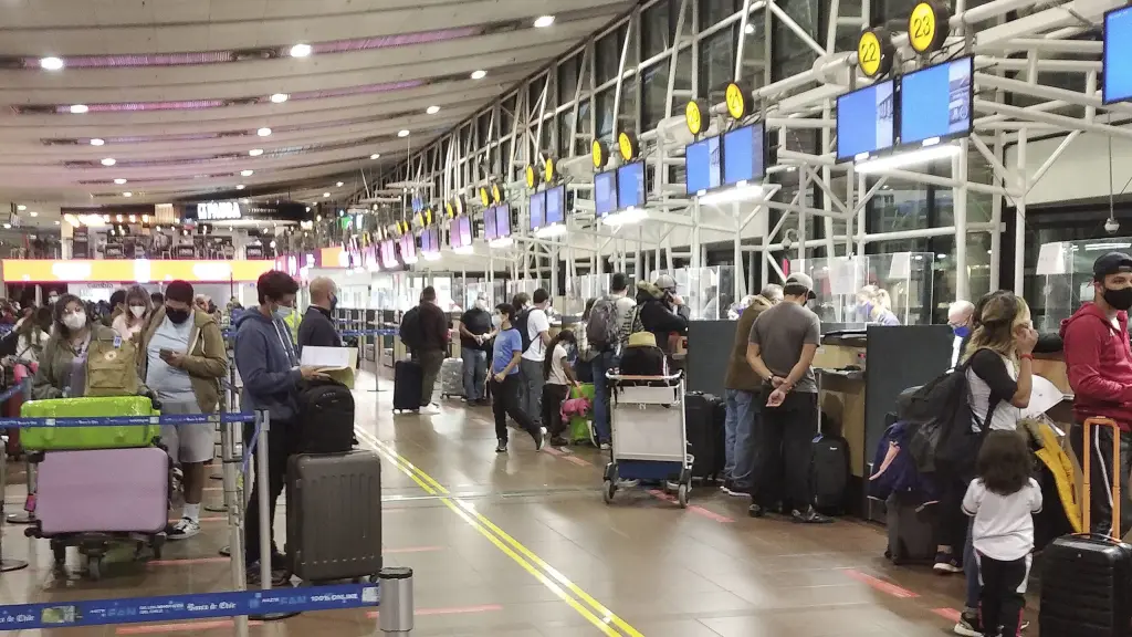 Aunque la huelga ha causado cierta ralentización en el aeropuerto, no se ha registrado un caos significativo., Extraída de Romantica.cl