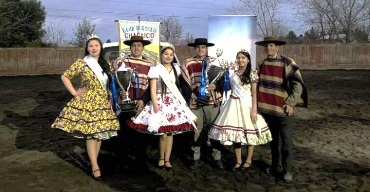 Los ganadores de la serie de campeones, junto al presidente del club Chacaico y las reinas de la fiesta del rodeo / La Tribuna