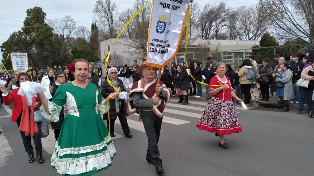 Desfile adultos mayores en sector Santiago Bueras 03 | Nicolás Maureira | La Tribuna