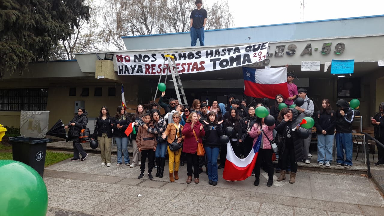 Marcha Liceo Bicentenario / La Tribuna