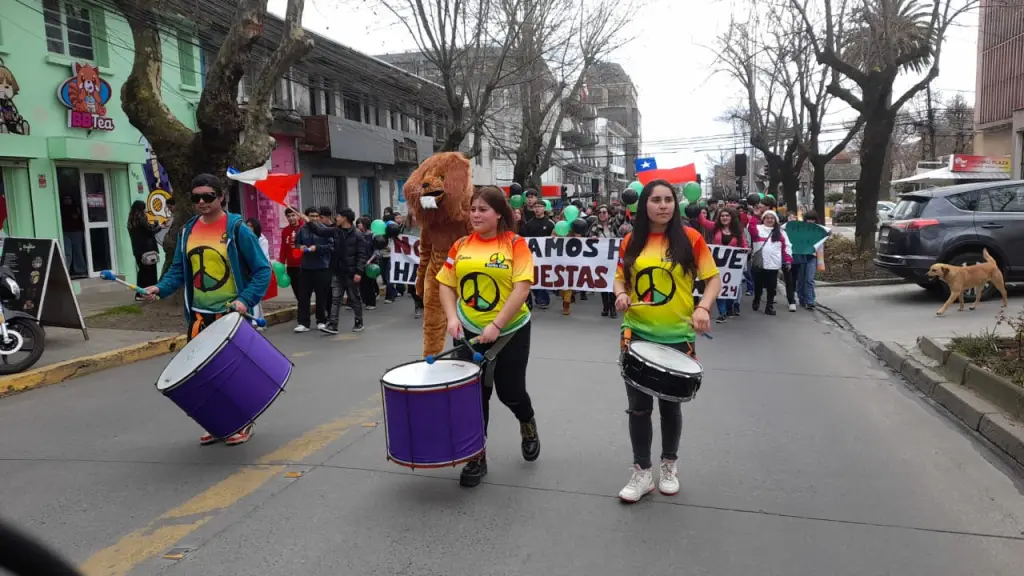 Marcha estudiantes Liceo Bicentenario / La Tribuna