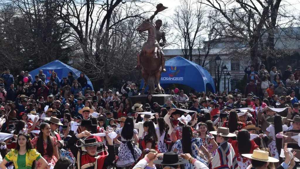 “Pañuelos al Viento”: Actividad dieciochera llenó de música y color la plaza de armas, La Tribuna