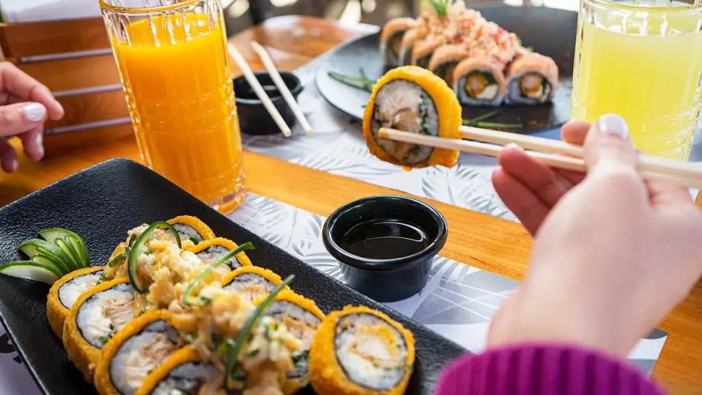 El maestro sushero de Okana, Rubén Malpica, mezcla sabores frutales en sus toppings, con frescos sabores a piña, mango o plátano con sushis de camarón, pollo o pescados.