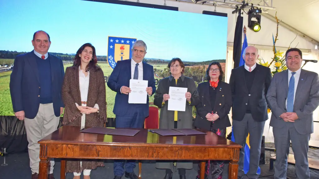 Ceremonia de traspaso de terrenos , Diario La Tribuna